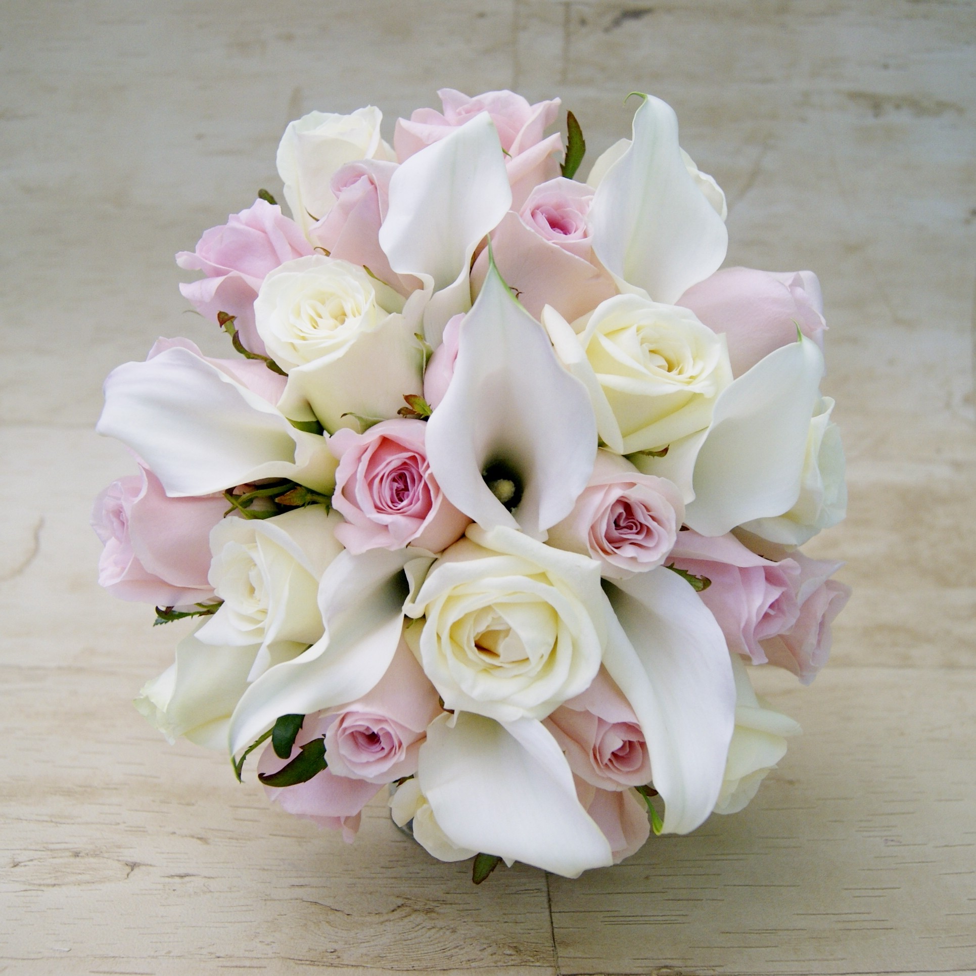 Ramo de novia con calas blancas y rosas blancas y rosas.