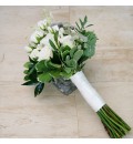 Ramo de novia con flores blancas