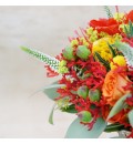Ramo de novia con amarilis, coral y protea