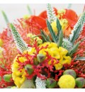 Ramo de novia con amarilis, coral y protea