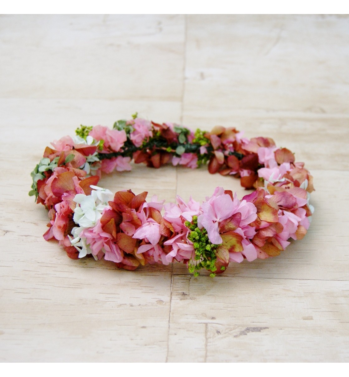 Corona de hortensia en tonos rosas