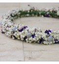 Corona con flor preservada blanca y lila.