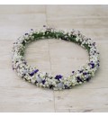 Corona con flor preservada blanca y lila.