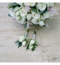 Ramo de novia con rosas blancas y astilbe rosa