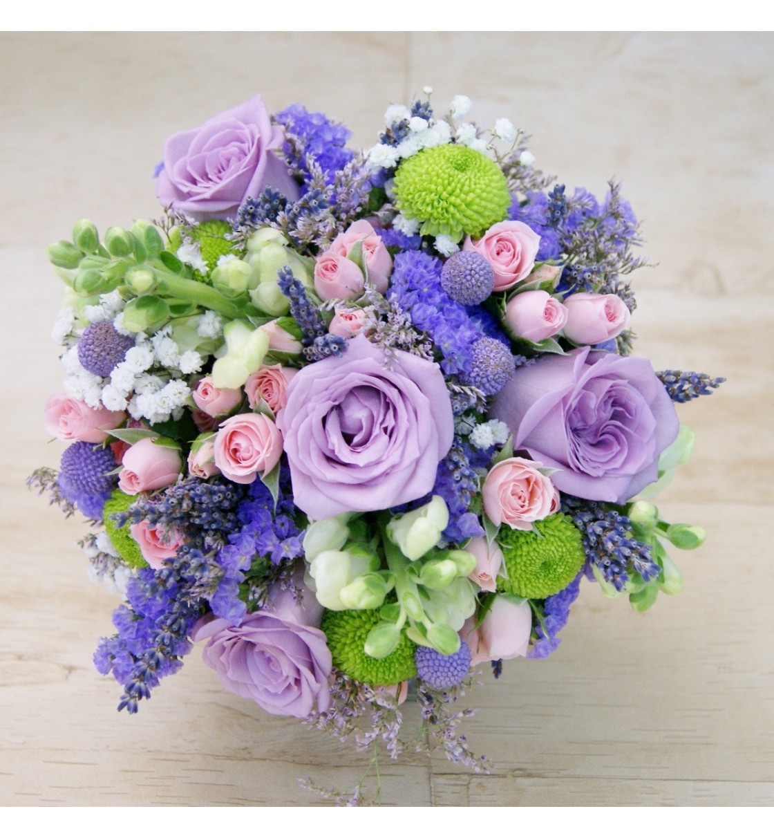 Ramo de novia natural con rosas en color lila, margarita, lavanda