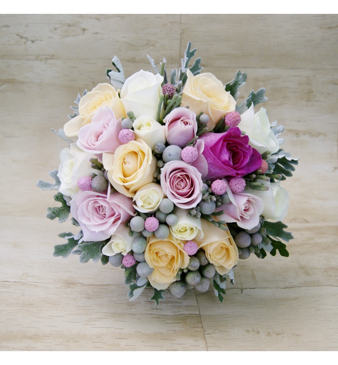 Ramo de novia con rosas en tonos pastel, brunia y craspedia rosa