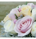 Ramo de novia con rosas pastel, brunia y craspedia