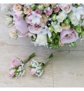 Ramo de novia con rosas ramificadas y jazmín