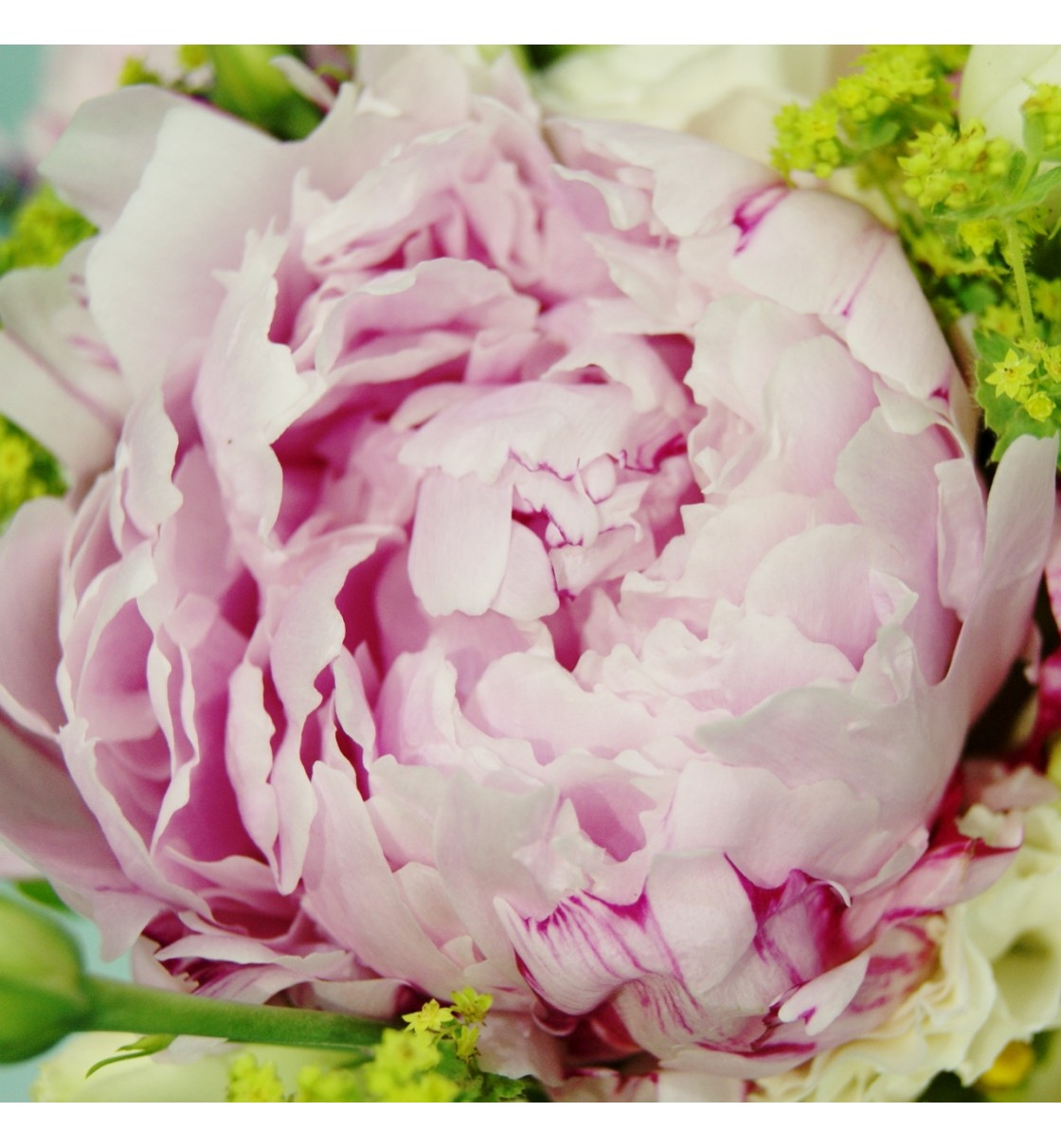 Ramo de novia silvestre con peonia rosa y flor silvestre