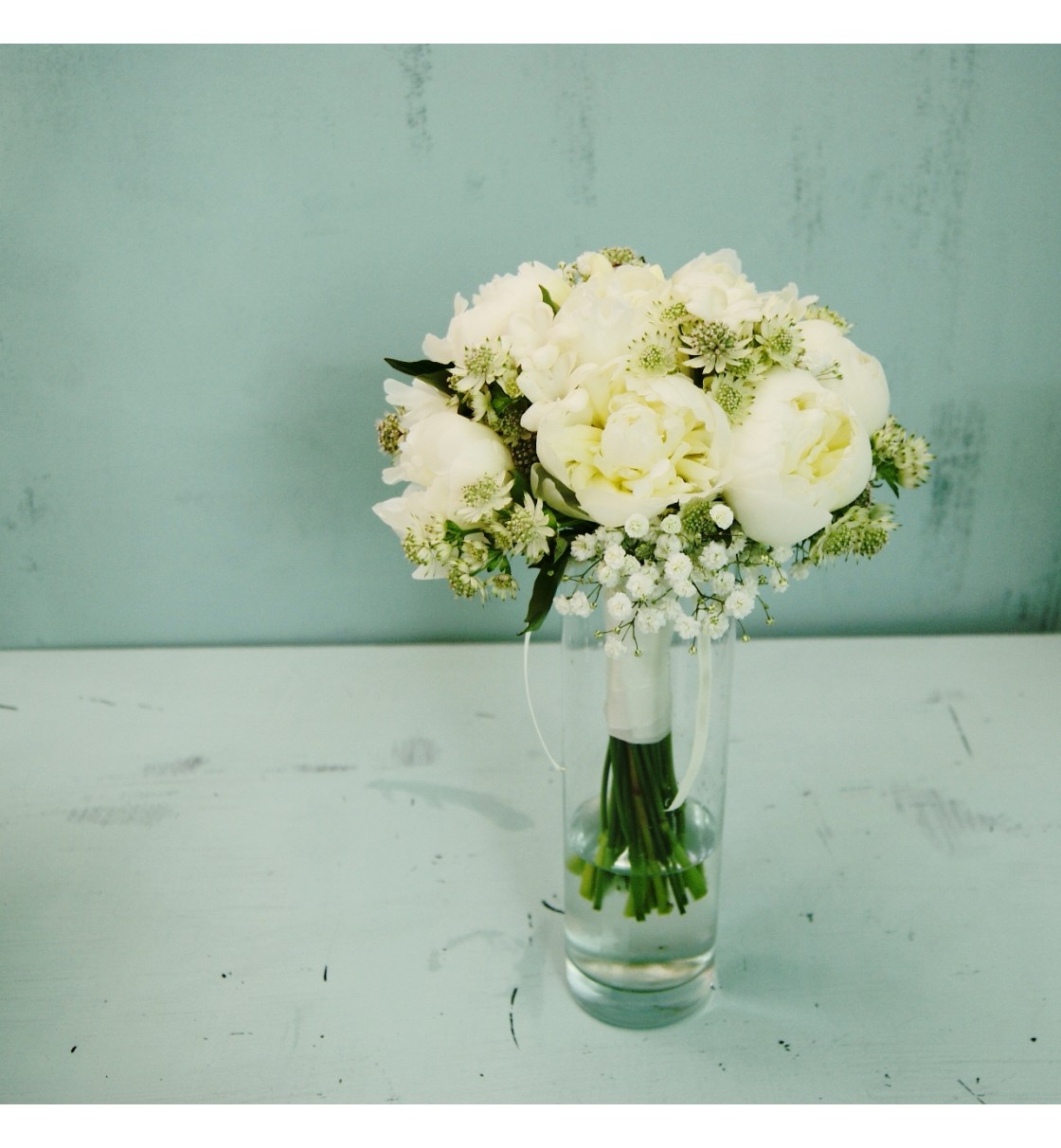 Ramo de novia natural con peonia blanca, astrantia y jazmín blanco.