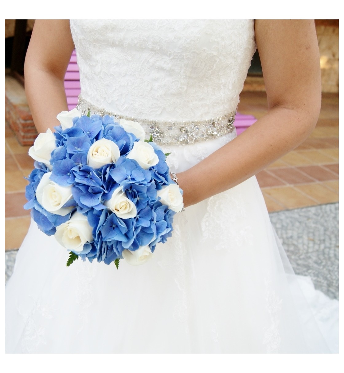 Ramo de novia con rosas blancas y hortensia azul.