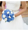 Ramo de novia con hortensia azul y rosas blancas