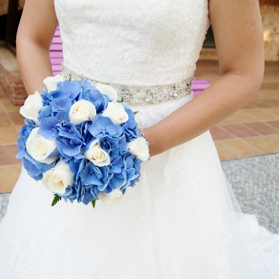 Ramo de novia con rosas blancas y hortensia azul.