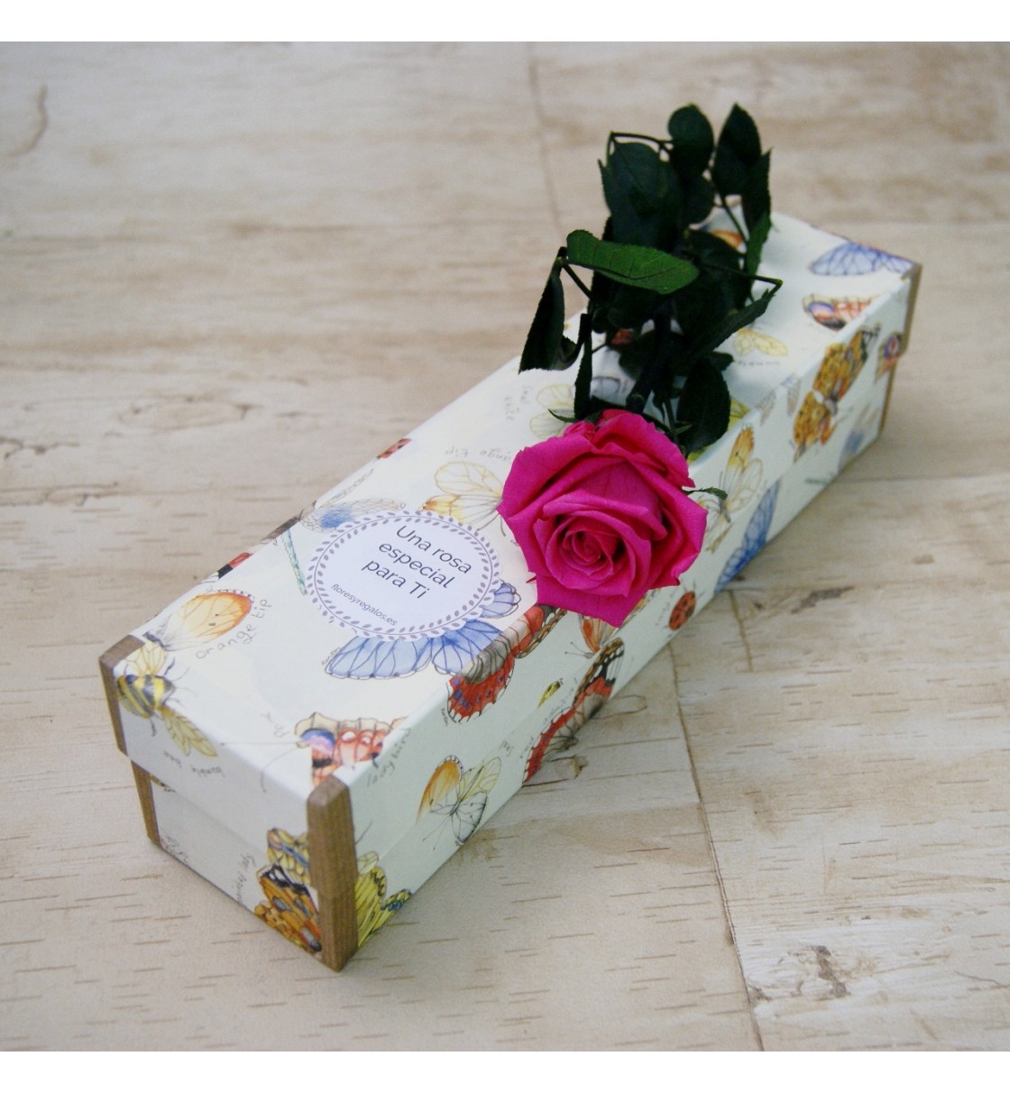 Rosa preservada eterna en color fucsia en caja con estampado