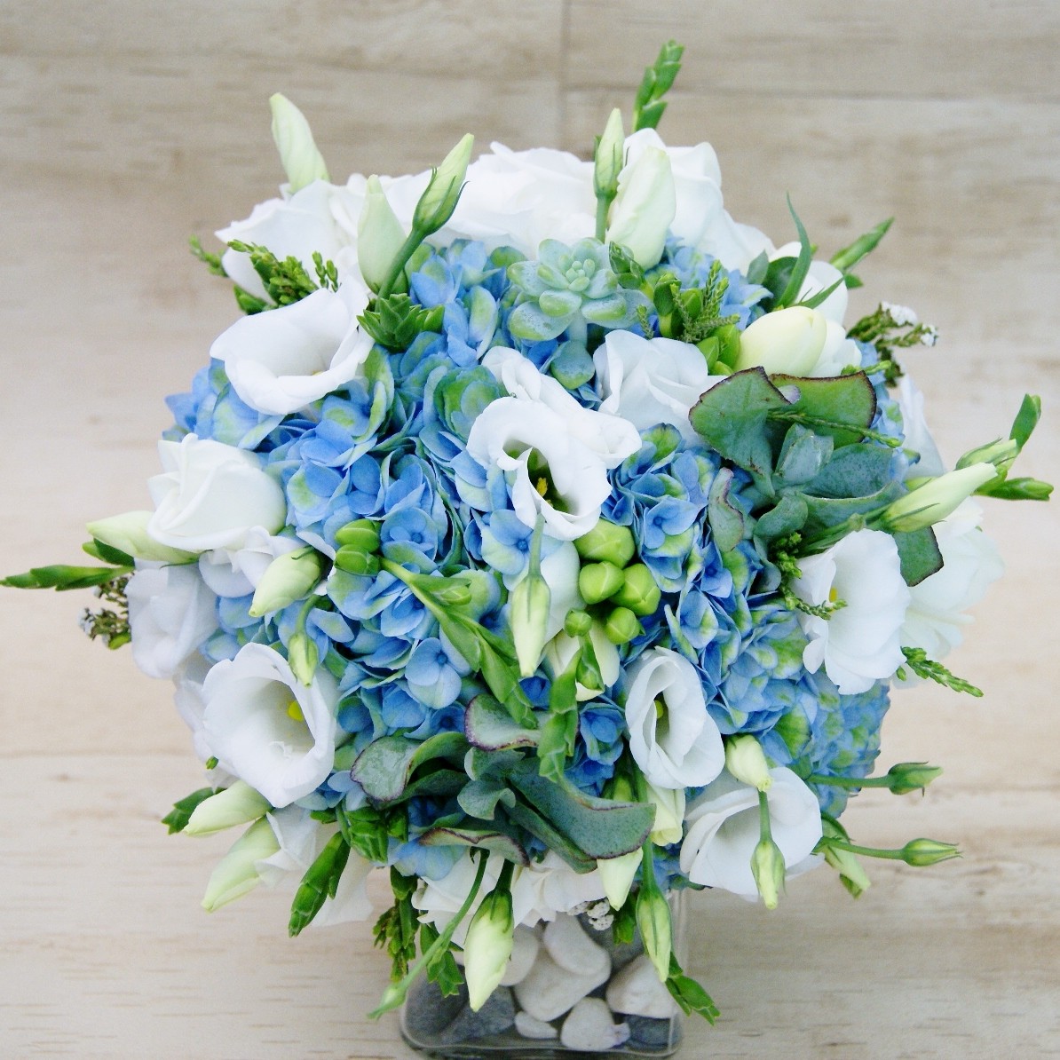 Ramo de novia natural con hortensia y lisianthus azul y blanco