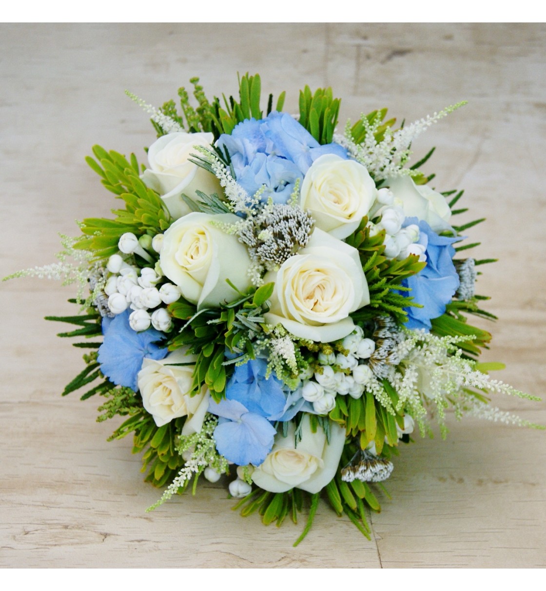 Ramo de novia con rosas blancas, bouvardia blanca, hortensia azul