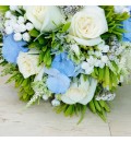 Ramo de novia con rosas blancas y hortensia azul