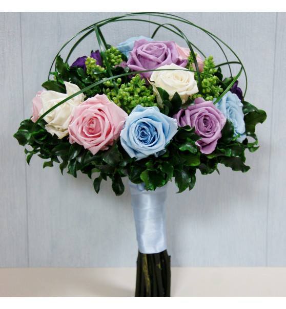 Ramo de novia preservado con rosas azul eléctrico y flor mostaza