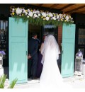 Decoración de entrada de boda con arco con puertas