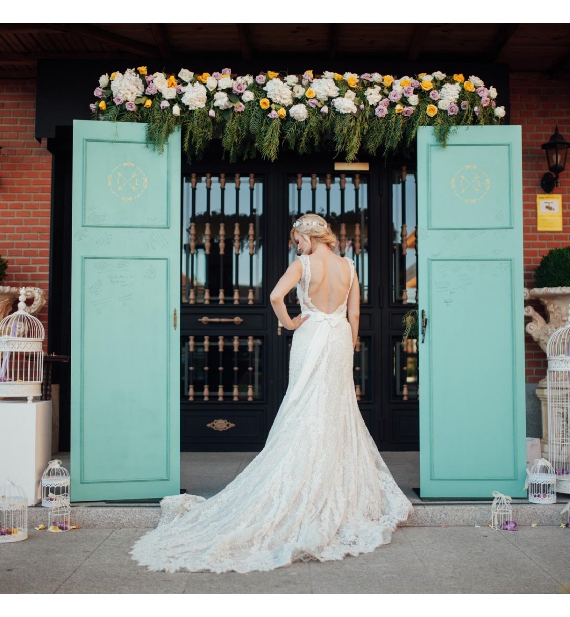 Decoración de entrada de boda con arco con puertas