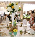 Decoración de mesas con hortensia blanca, rosas amarillas y crasas