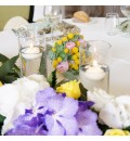 Decoración de mesas con hortensia blanca, rosas amarillas y crasas