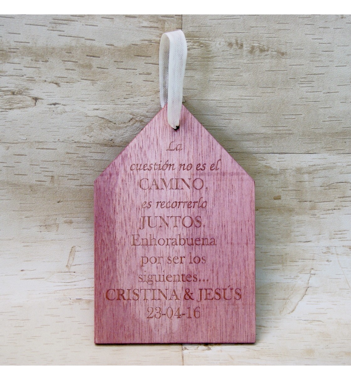 Placa de madera con mensaje grabado