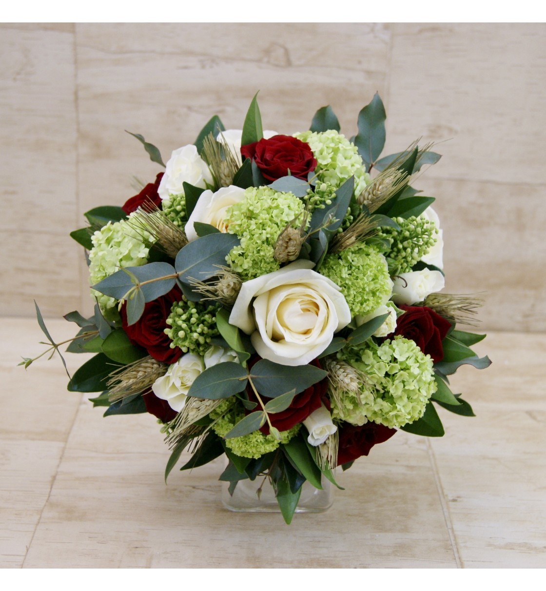 Ramo de novia con rosas rojas y blancas, viburnum, espigas y eucalipto