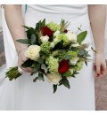 Ramo de novia con rosas blanca y roja y viburnum