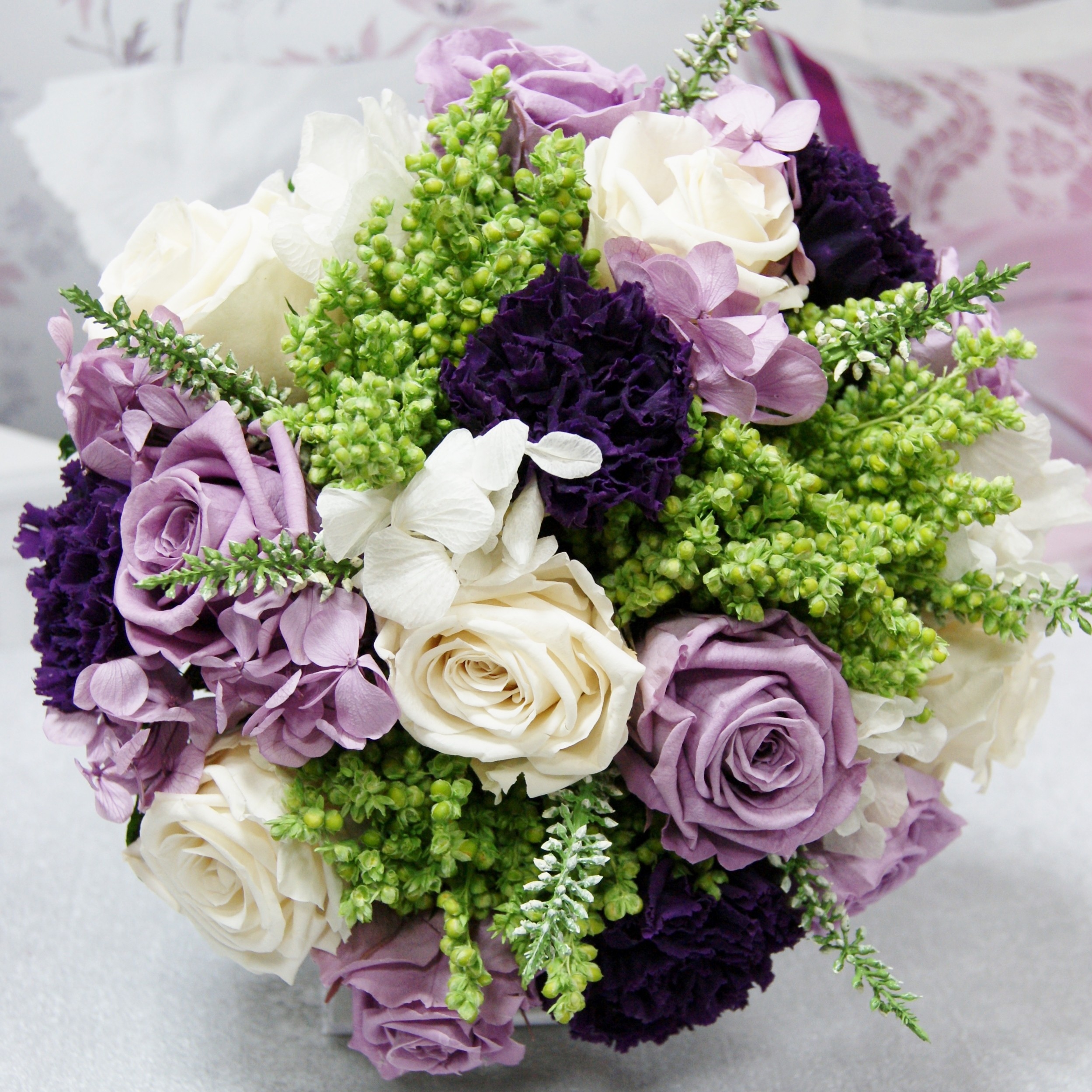 Ramo de novia preservado con rosas, hortensia lila y clavel morado,