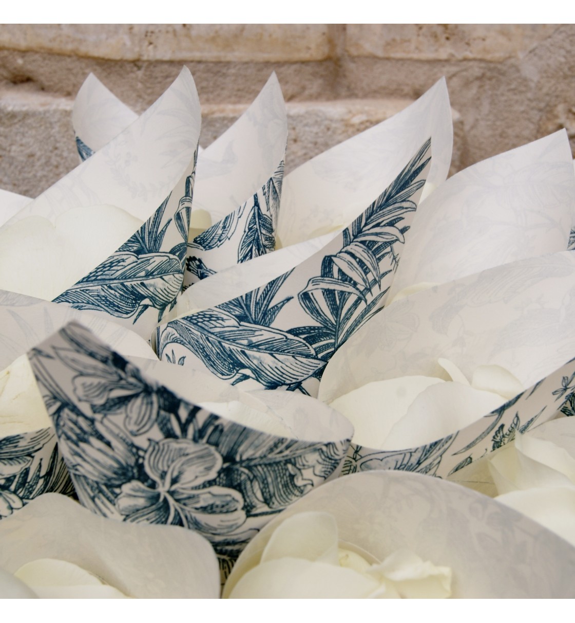 Cono para arroz de papel con estampado floral en azul