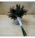 Ramo de novia preservado con rosas rosas y espigas