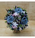Ramo de novia silvestre preservado con rosas azules