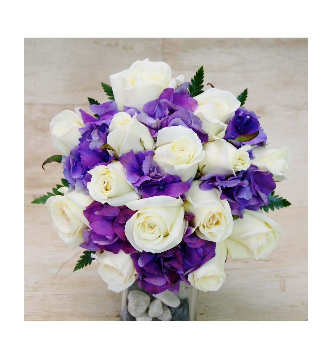 Ramito con hortensia y flores silvestres en tonos suaves