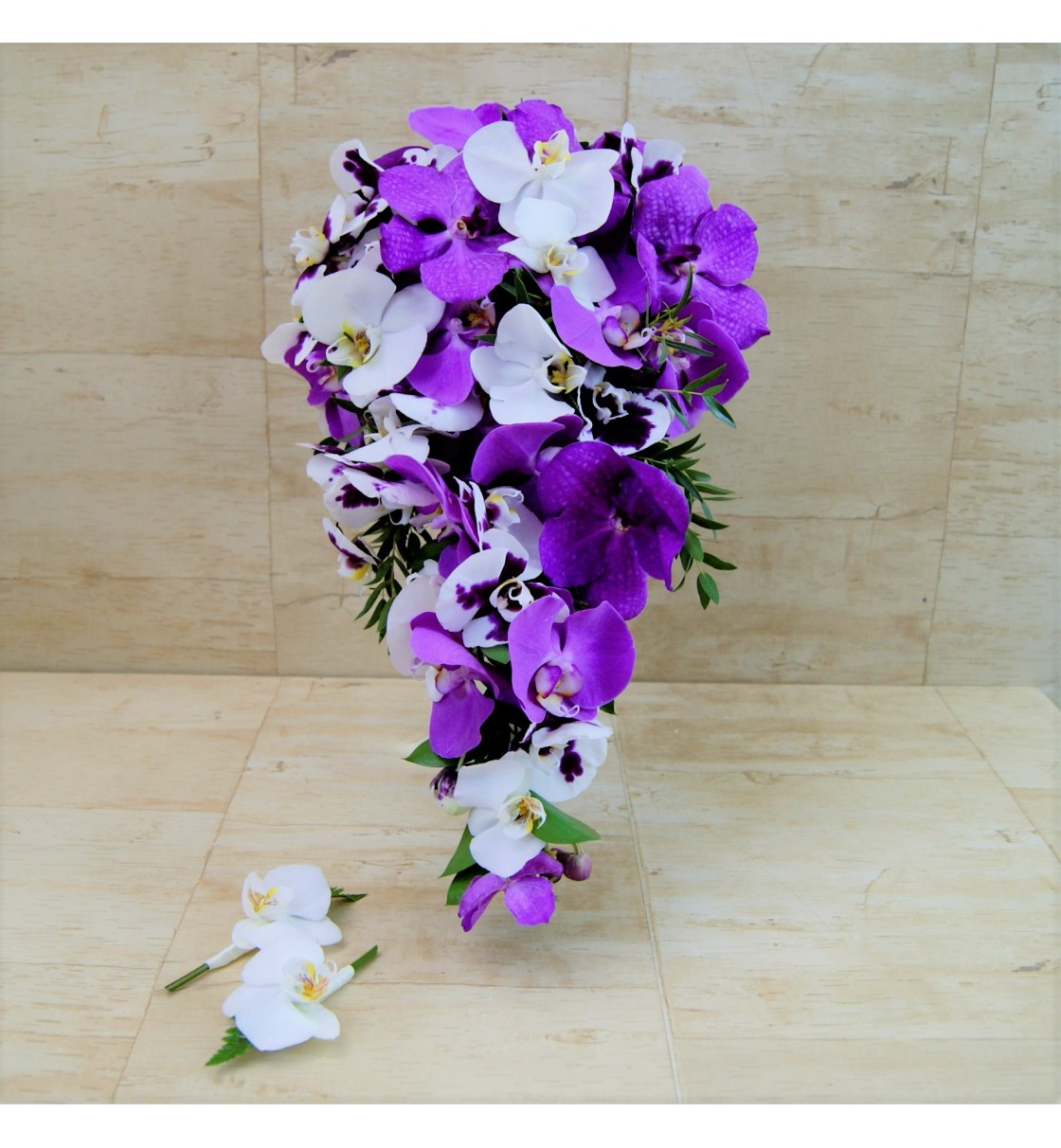 Ramo de novia natural en cascada, con orquídeas en tonos blanco y lila