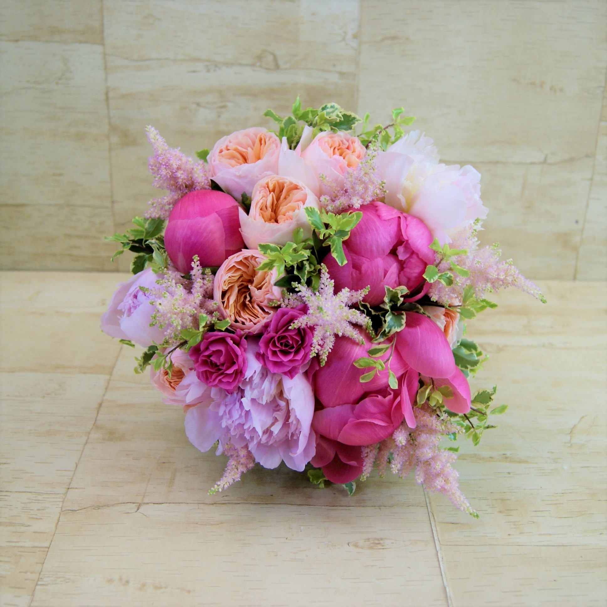 Ramo de novia con rosa inglesa salmón y peonia fucsia.