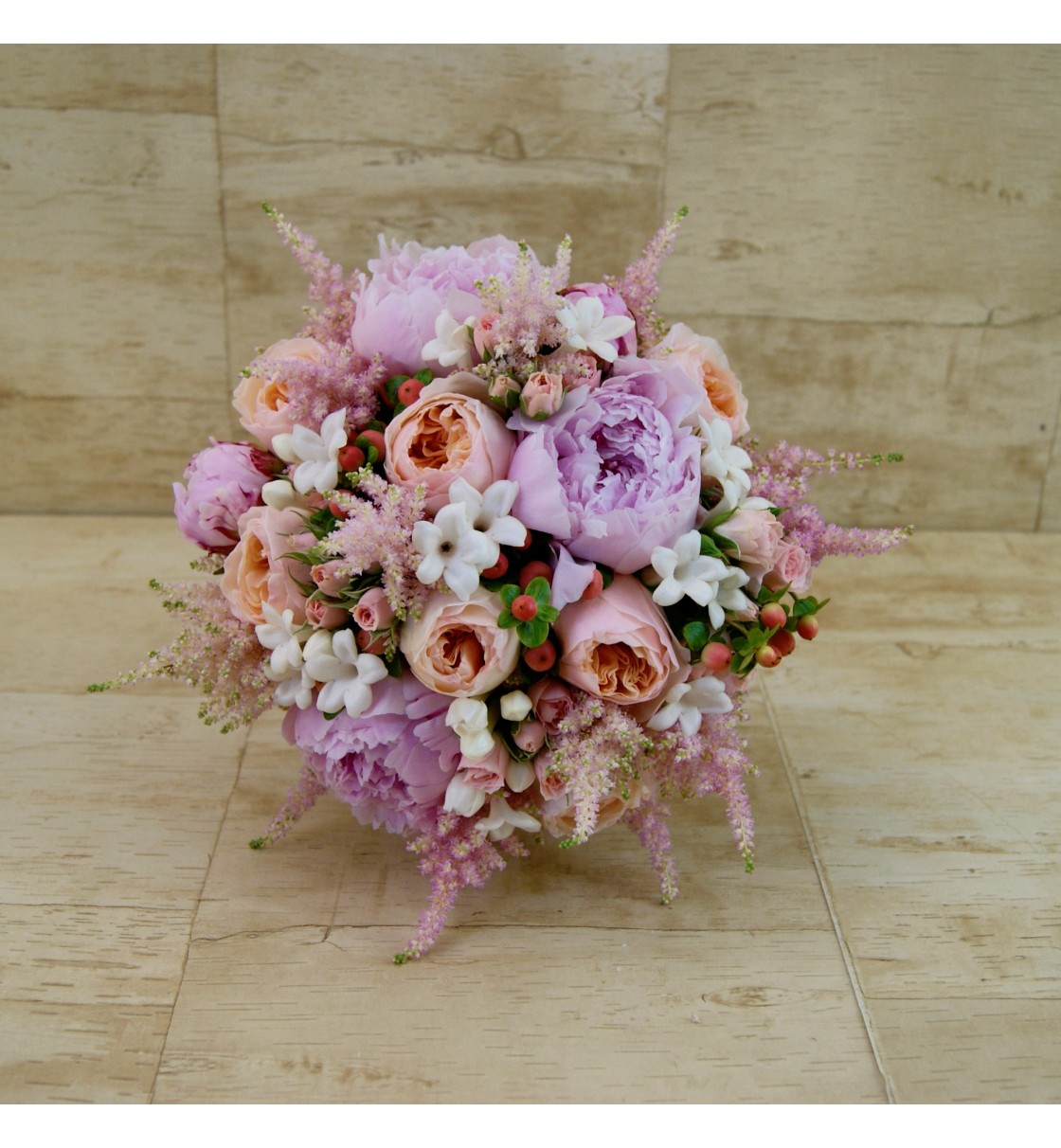 Ramo de novia natural con rosa inglesa, peonia rosa, astilbe y jazmín.