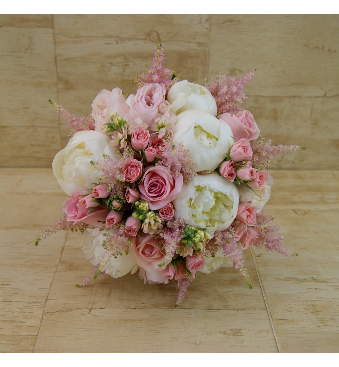 Ramo de novia natural con rosas rosa, peonias blancas y astilbe rosa.