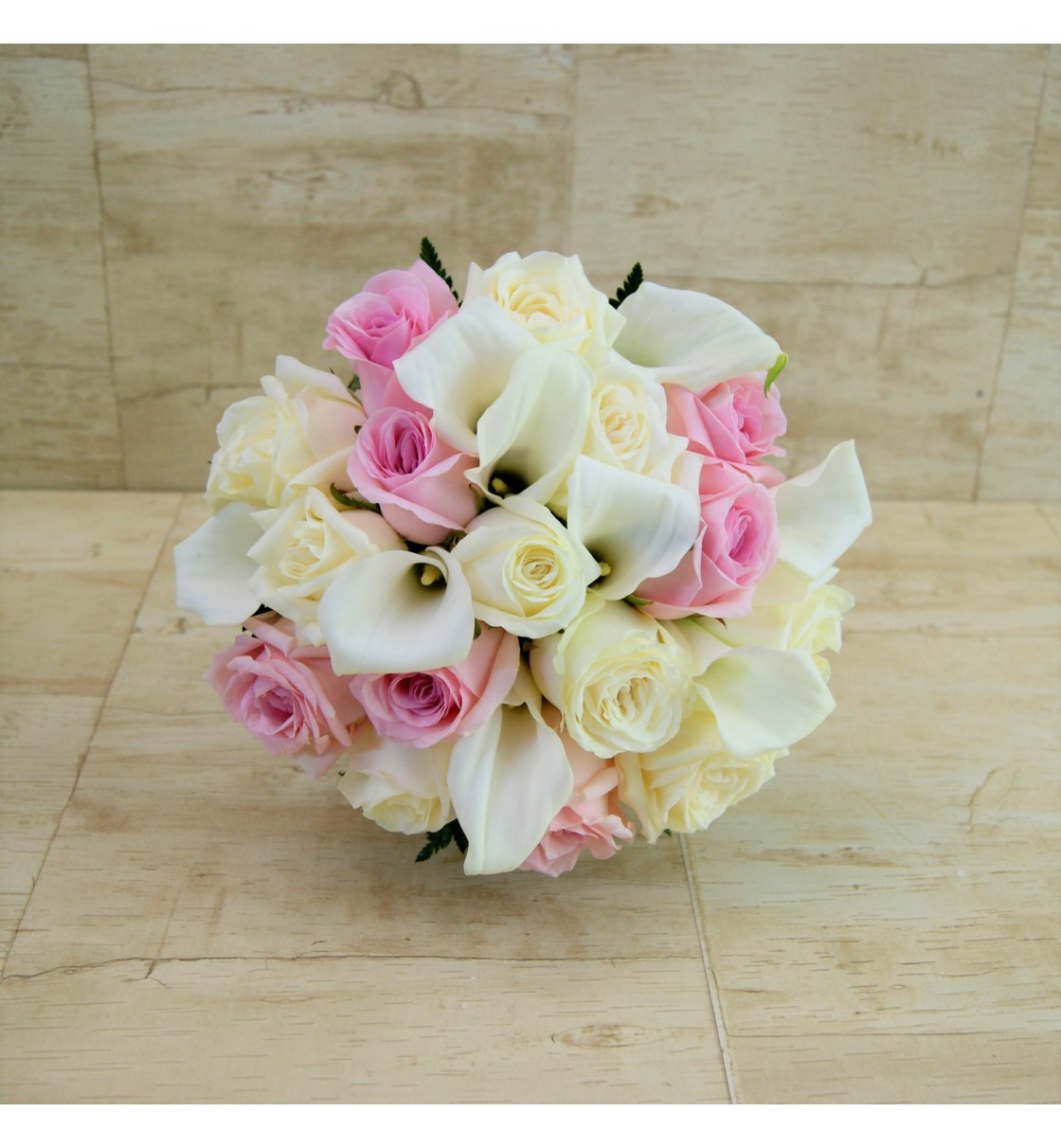 Ramo de novia natural con rosas champán y rosa y calas blancas.