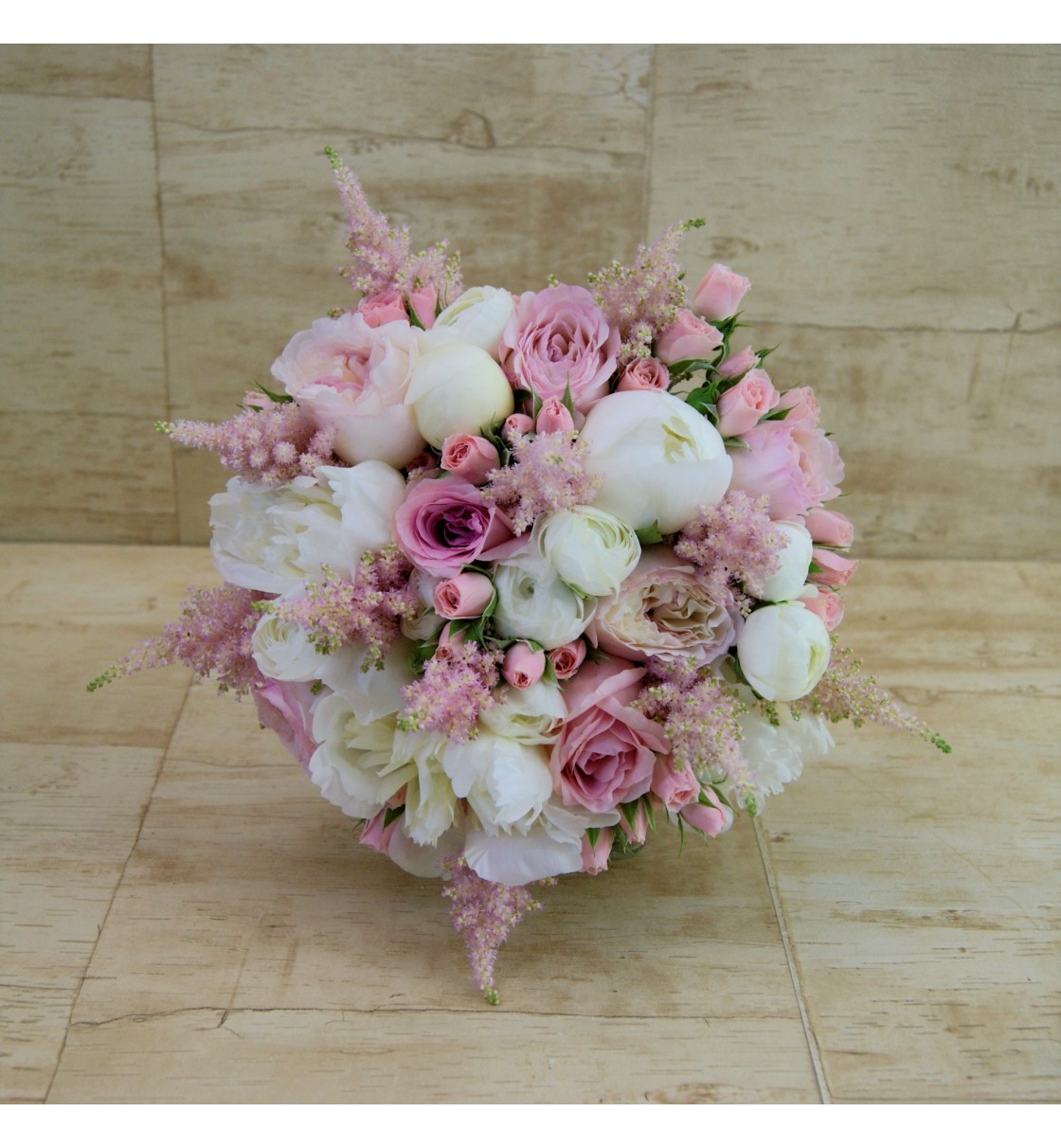Ramo de novia natural con rosa inglesa rosa, peonia blanca y astilbe