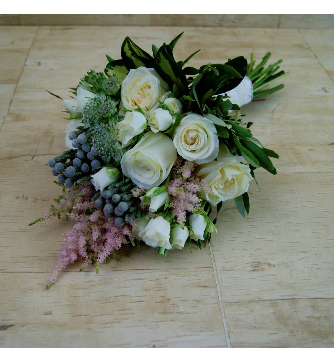 Ramo de novia natural con rosas blancas, brunia, astrantia y astilbe rosa.