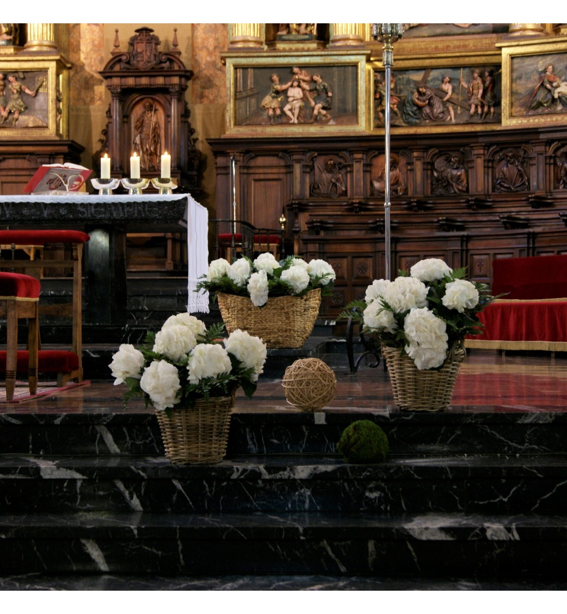 Decoración con cestas con hortensia blanca Catedral de Ciudad Real.