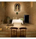 Decoración Ermita de Alarcos con velas y paniculata
