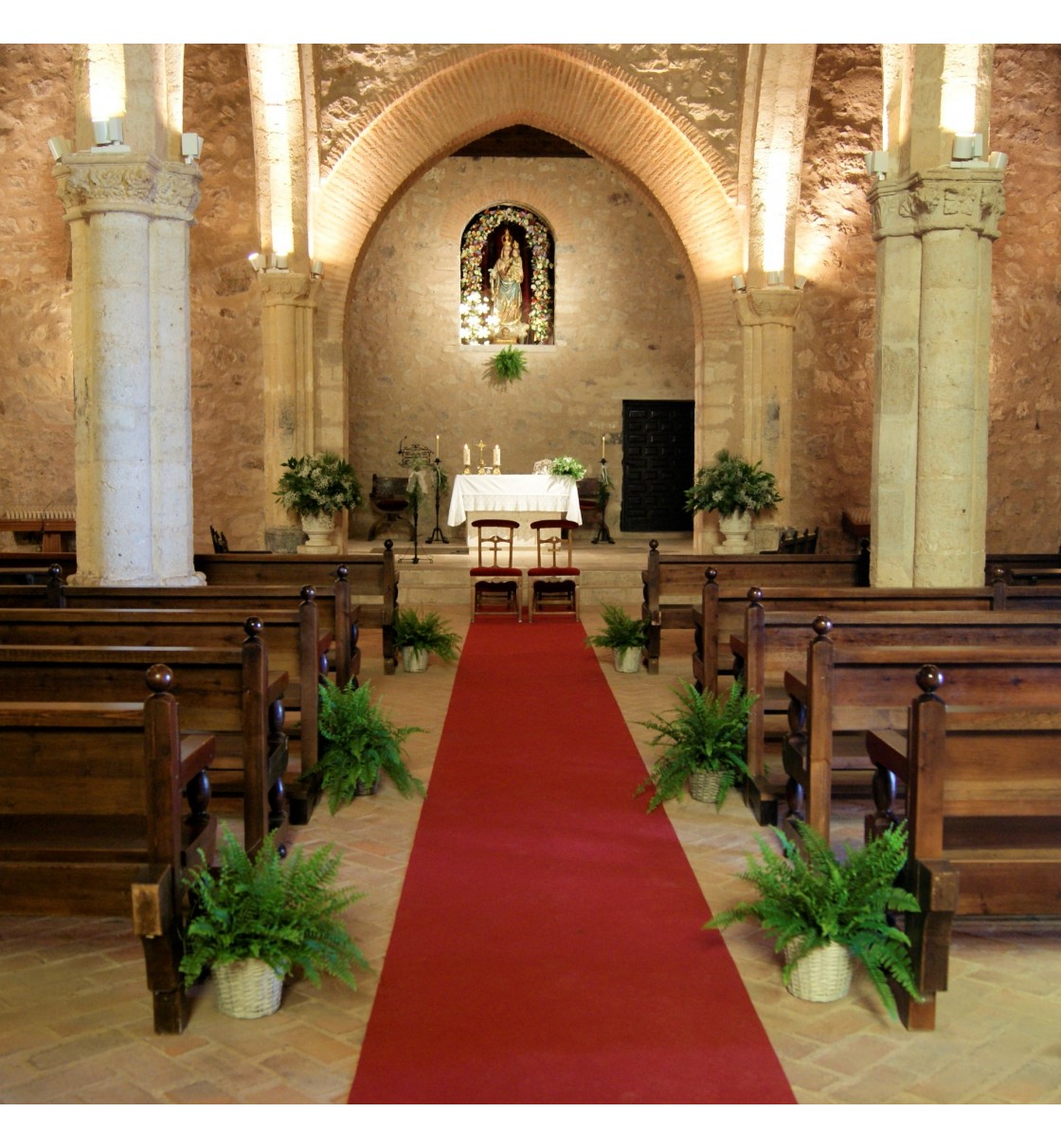 Decoración Ermita de Alarcos con helechos y paniculata