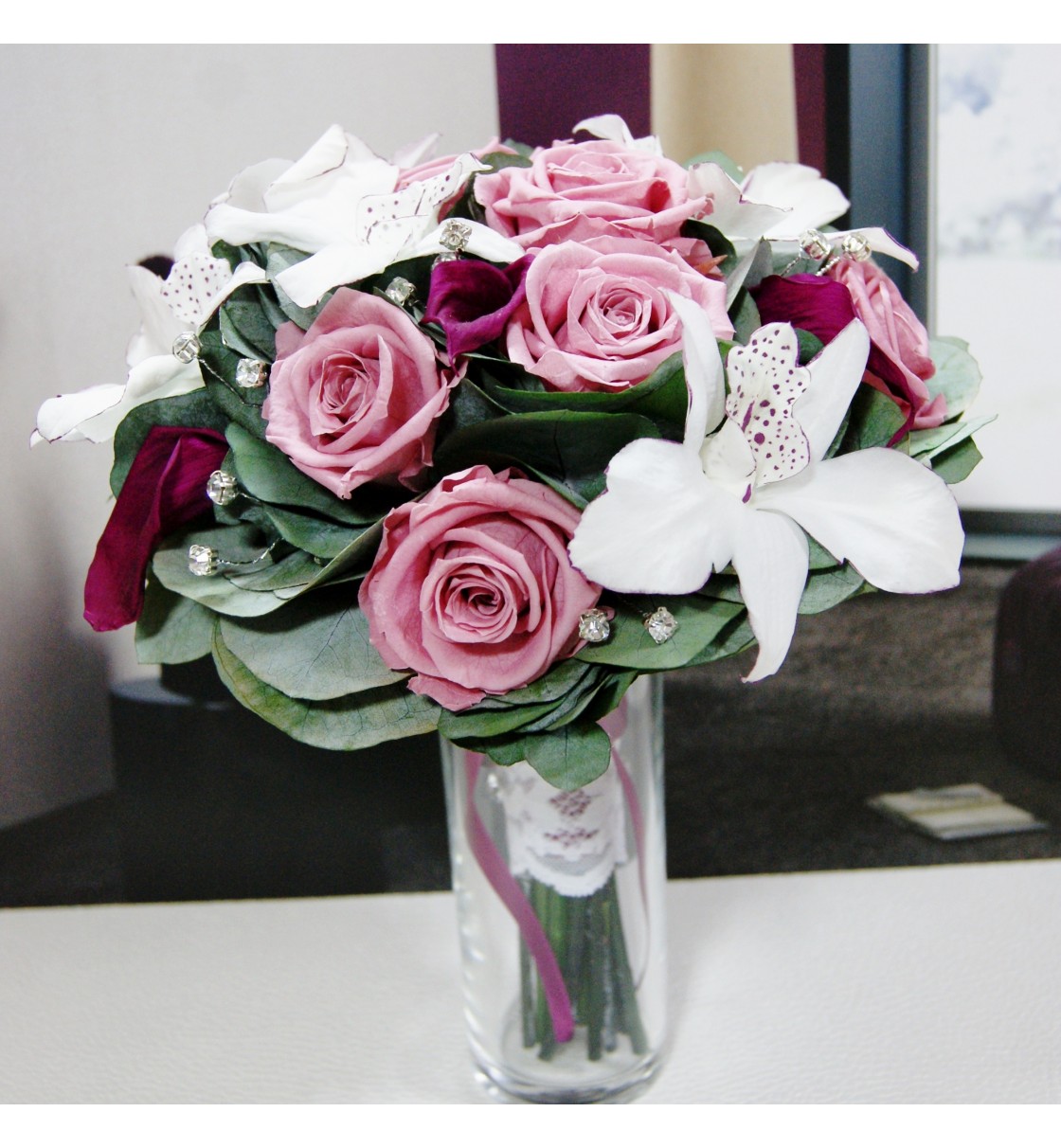Ramo de novia preservado con rosas rosa , orquídeas blancas y calas