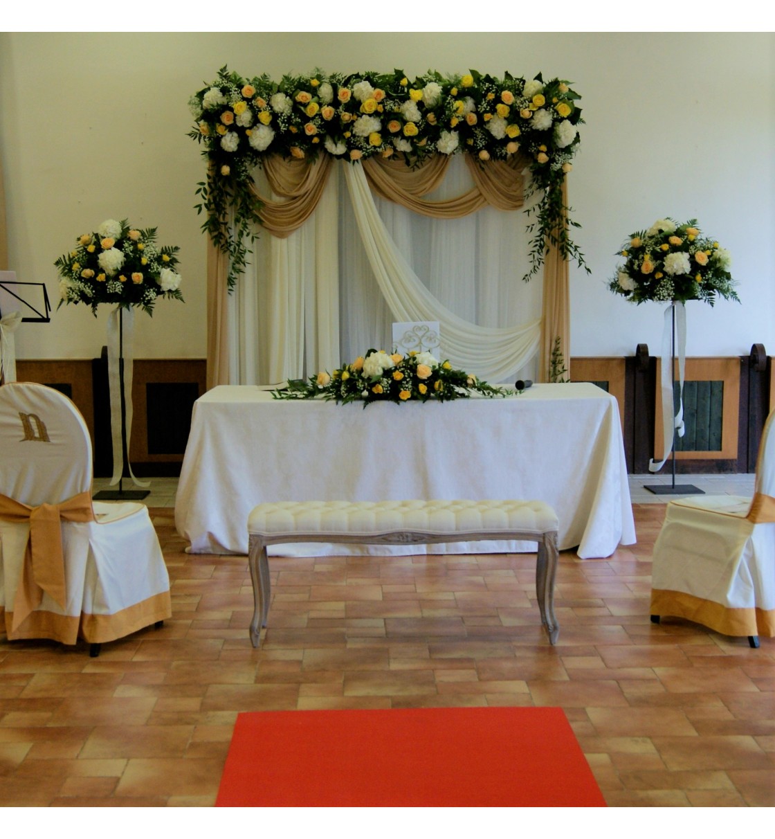 Decoración de boda civil con flores con arco floral y telas