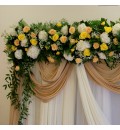 Decoración de boda civil con flores con arco floral y telas