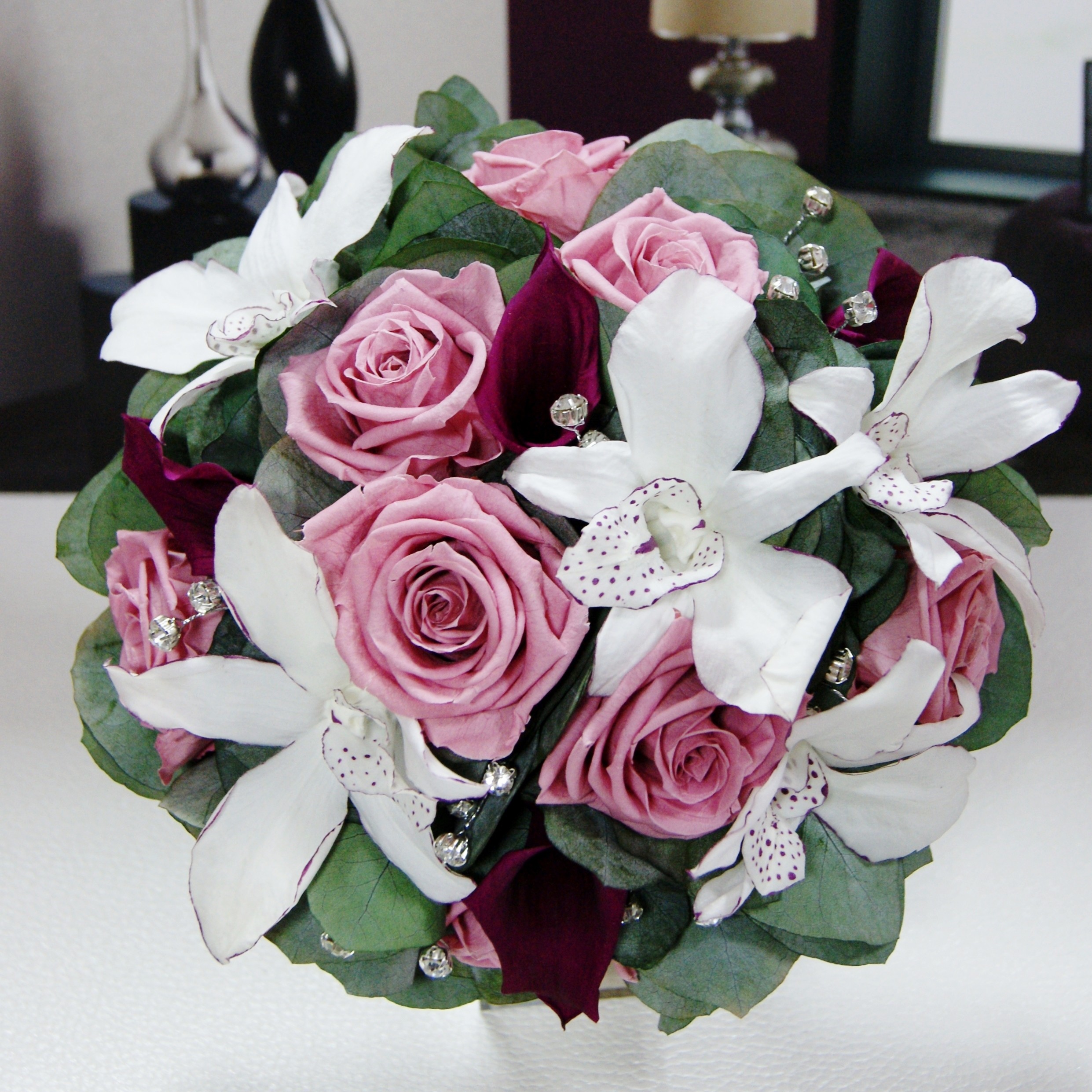 Ramo de novia preservado con rosas rosa , orquídeas blancas y calas