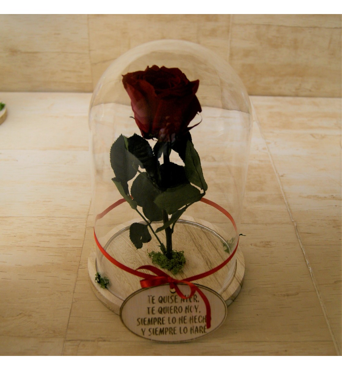 Cúpula de cristal y base de madera con rosa eterna roja en su interior
