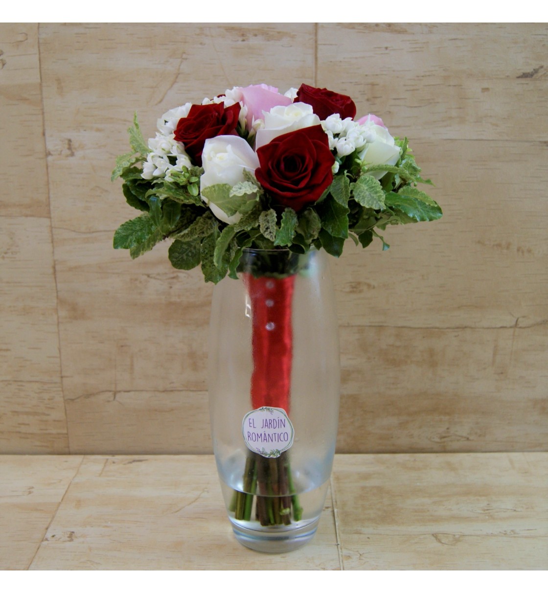 Ramo de novia con rosas en tonos rojo, blanco y rosa, bouvardia blanca